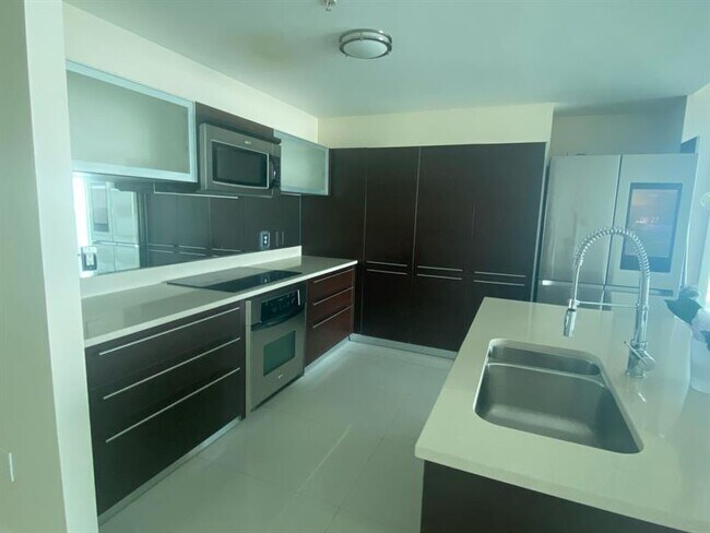 Building Photo - 1900 Bayshore Dr