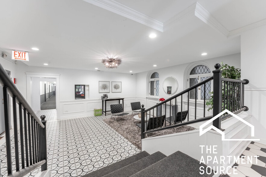 Building Photo - 940 W Carmen Ave