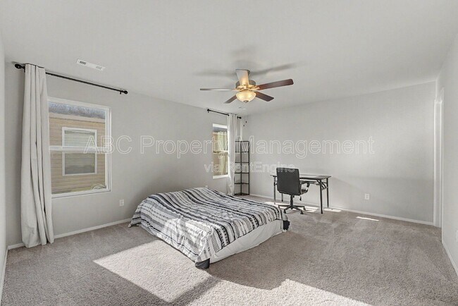 Building Photo - 946 E Sparrow Cir