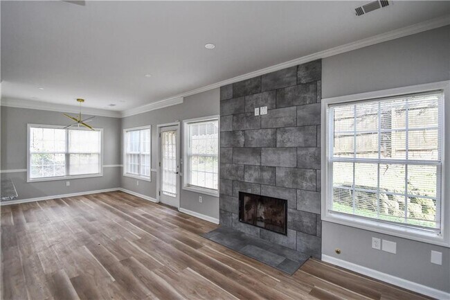 Building Photo - 3338 Sims St