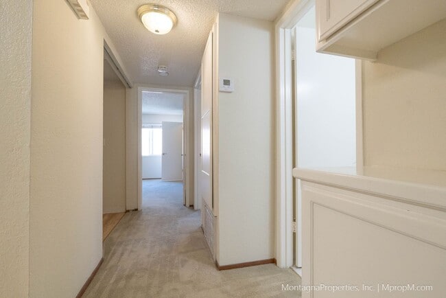 Building Photo - Spacious Townhome - GARAGE - Light and Bri...