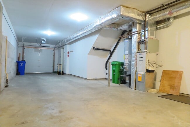 Building Photo - Discover easy living at Forest Heights 2b/2ba Townhome!