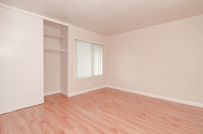 Building Photo - Spacious End-Unit 2 Bed, 2 Bath with Den For Lease in Irvine
