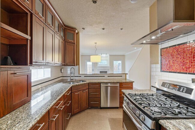 Building Photo - Unique 2-bdrm/2.5-bath duplex w/ A/C—Priva...