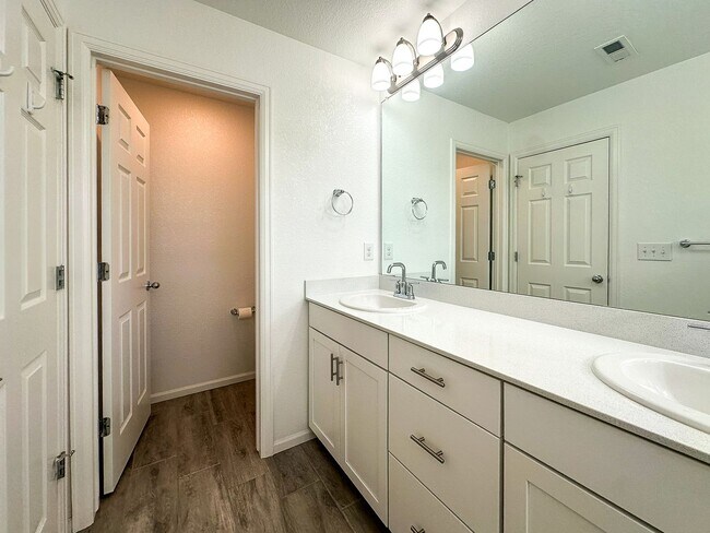 Building Photo - Senderos Creek 3bd paired home