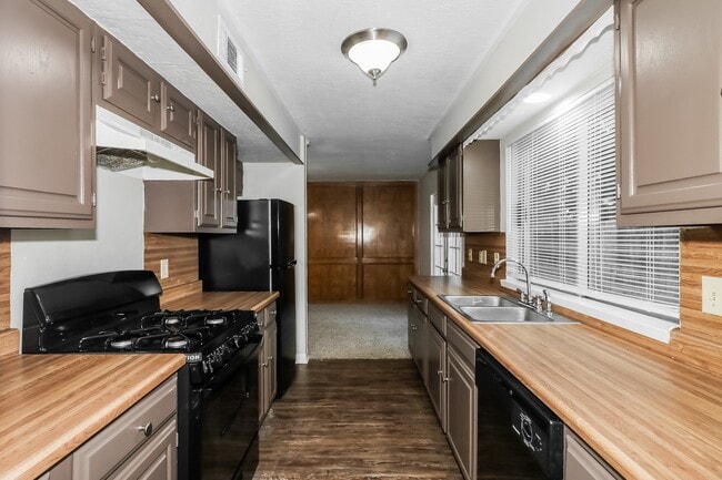 Building Photo - 15310 Meadow Village Dr