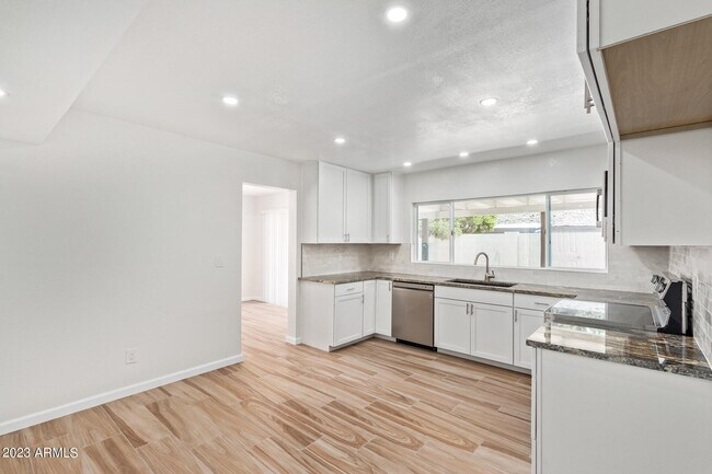 Building Photo - 1337 E Northshore Dr