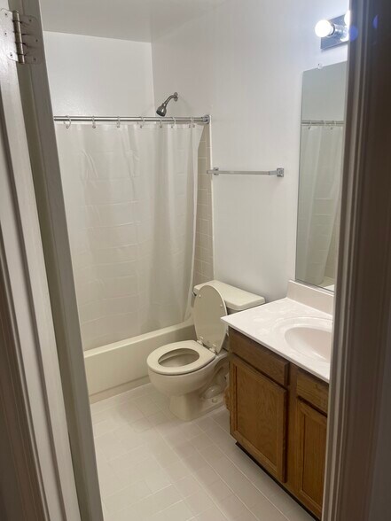 Upstairs guest bathroom. - 46926 Rabbitrun Ter