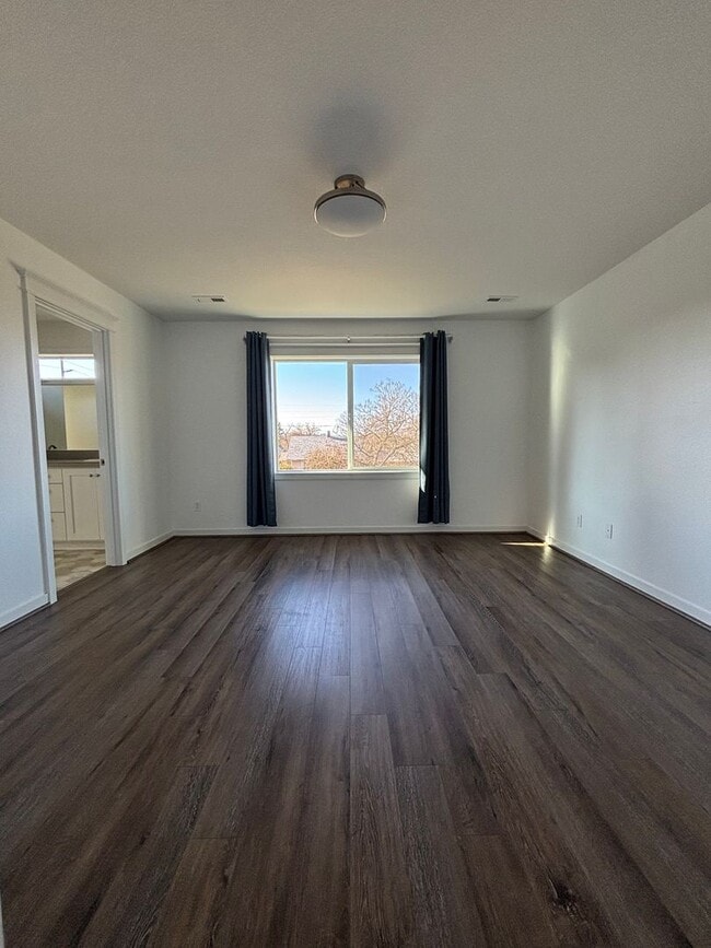 Building Photo - 2 Story Home in the Desirable Columbia Estates Development