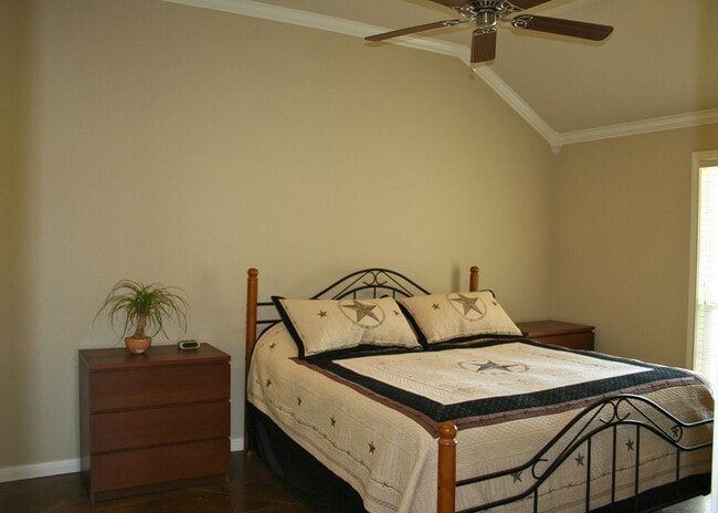 Building Photo - Salem Way Luxury Duplex