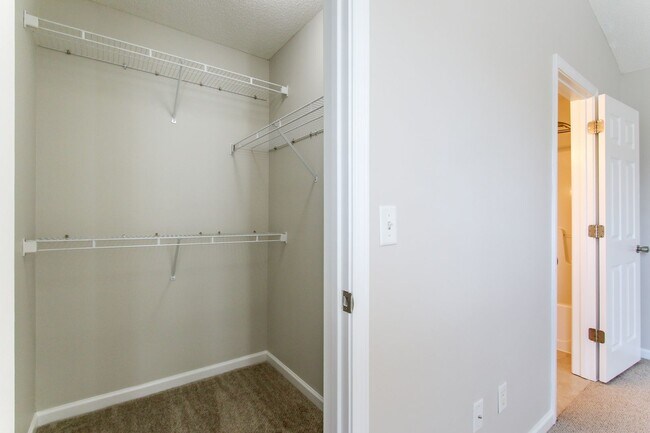 Building Photo - Enjoy this beautifully updated 3 Bed/3 Bat...