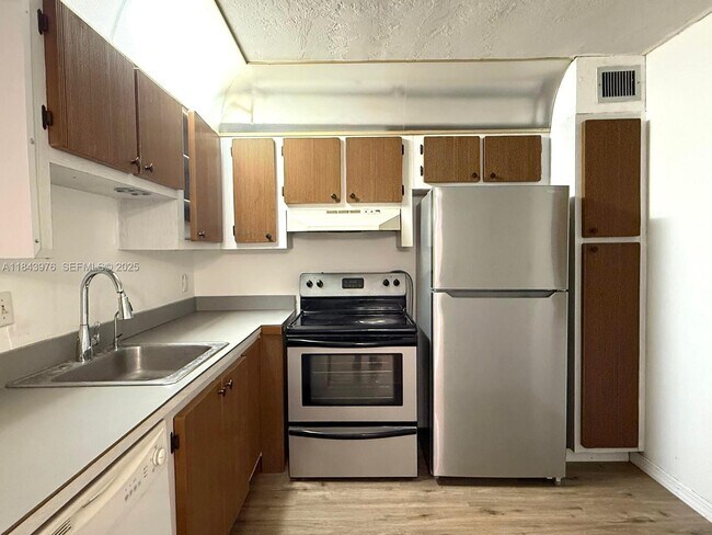 Building Photo - 2841 Somerset Dr