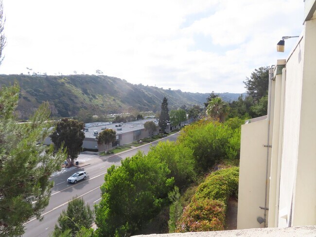 Building Photo - Perfectly located 2 bed, 2 bath condo in San Diego's Bay Ho area