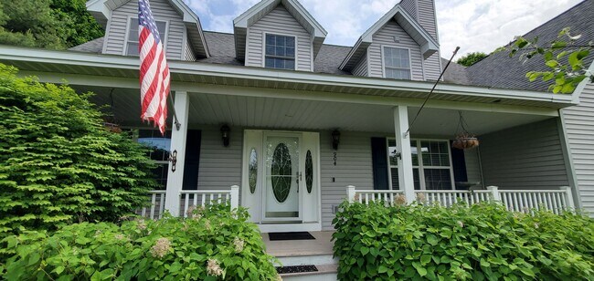 Building Photo - Spacious 5 Bedroom Executive Level Home