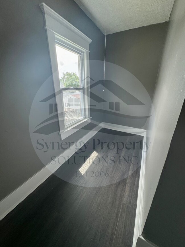 Building Photo - Crestline Home Available Now