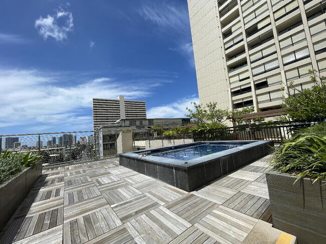 Building Photo - MOTT SMITH LANILOA 1/1/1, W/D, A/C, D/W, e...