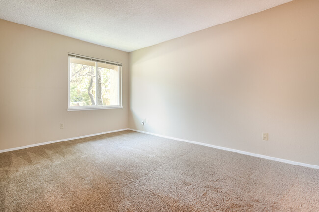 Building Photo - LOVELY AND SPACIOUS 2BR 2BA CONDO!!!