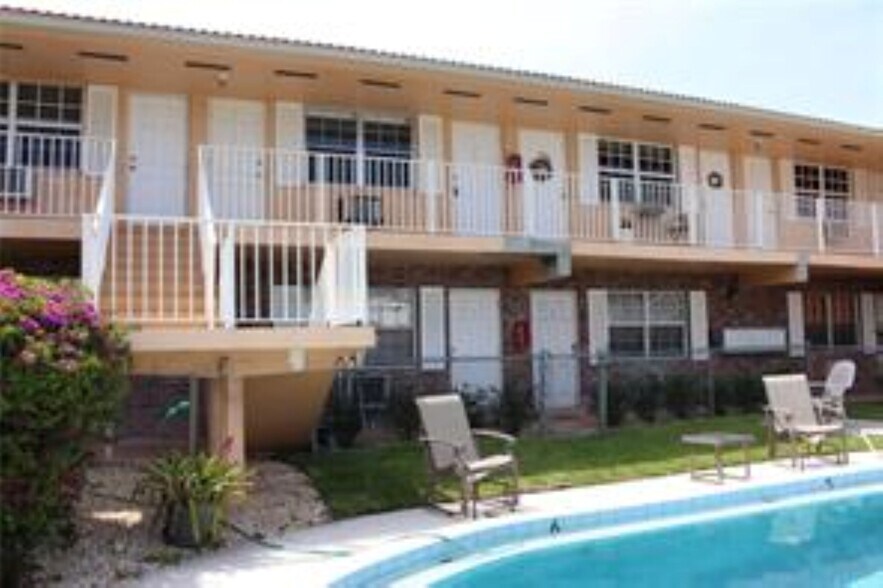 Building Photo - 2665 Middle River Dr