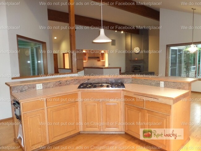 Building Photo - INCREDIBLE VIEWS!! Large 2-Bedroom + Den Duplex with 3-Car Garage in Fantastic Federal Way Neighb...