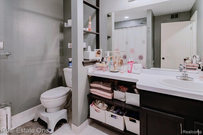 Building Photo - 430 Fox Hills Dr S