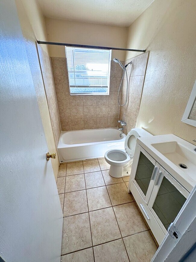 Building Photo - AVAILABLE NOW!