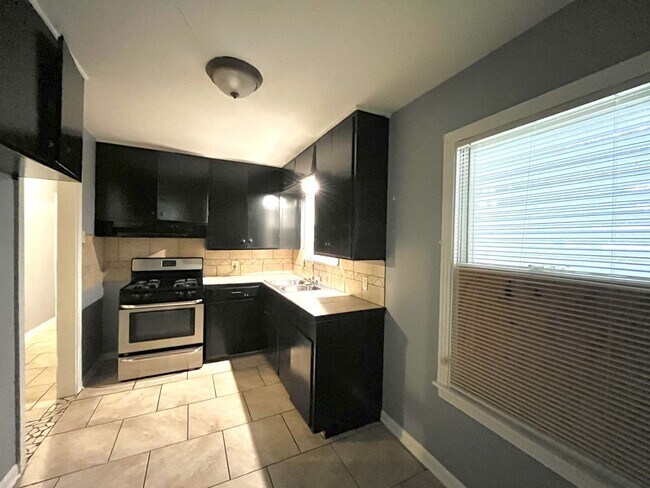 Building Photo - 2 bedroom 1 Bath Central City