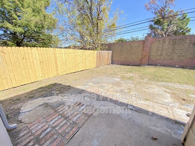 Building Photo - 2618 Isbella Dr