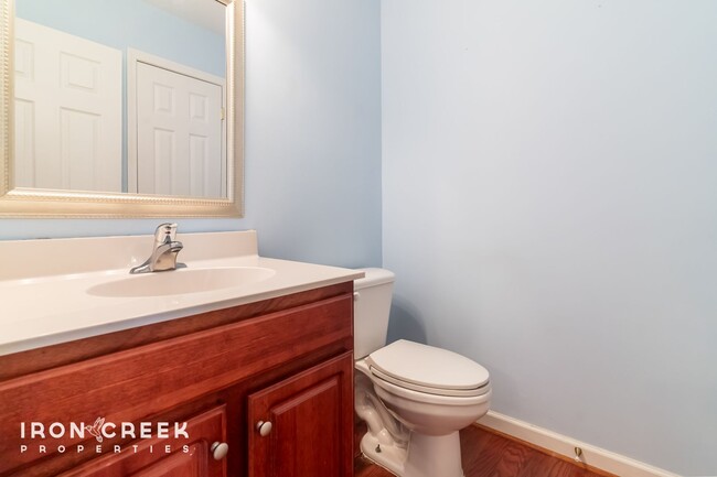 Building Photo - Stylish 2BR/2.5BA Townhome in Desirable Fl...