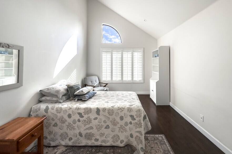 Building Photo - 4505 Carpinteria Ave