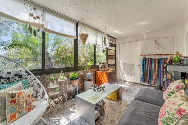 Building Photo - 20170 NE 3rd Ct