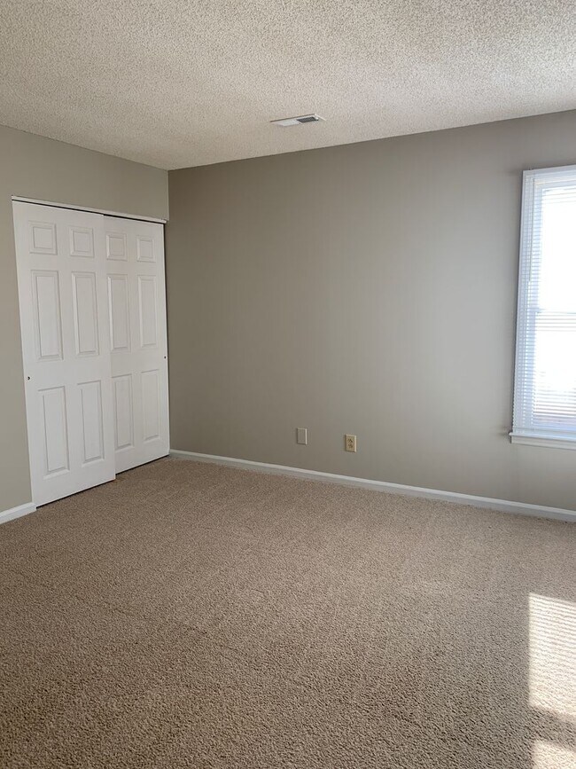 Building Photo - Cozy Living on a quiet cul de sac.