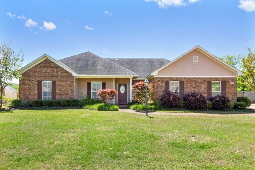 Front Yard - 106 Hanover Cove