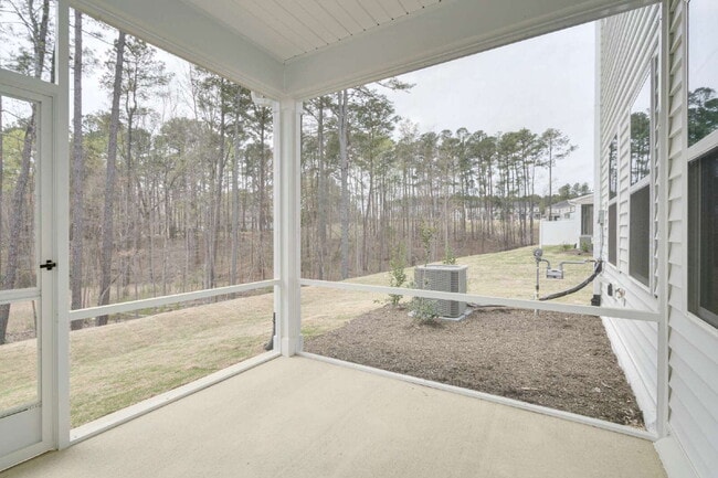 Building Photo - End-unit 3 bedroom townhome with Screened Porch!