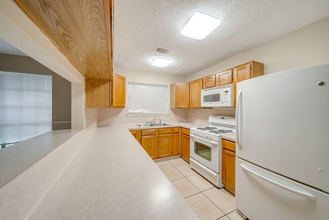 Building Photo - 3812 Redbud Dr