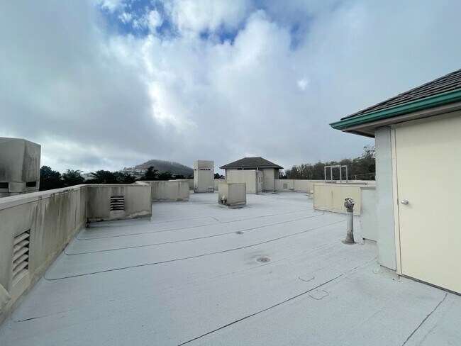 Building Photo - Twin Peaks: Remodeled Condo with Garage Pa...