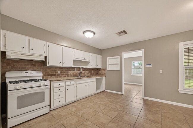 Building Photo - 1310 Belshire Rd