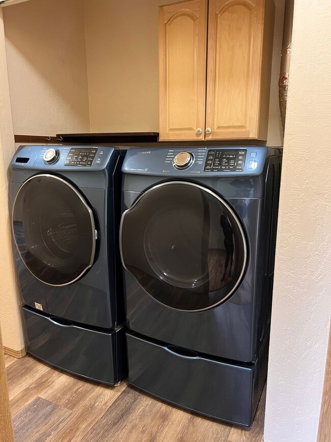 Building Photo - 3 BEDROOM | 2 BATHROOM | 2 CAR GARAGE | AI...