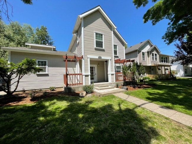 Building Photo - SE Home 3Bd/2.5Ba Home Close to the Willamette River off McLoughlin Blvd. 2 Car Garage and Washer...