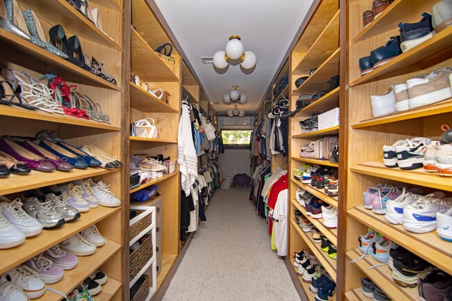 Building Photo - 8208 Twin Lake Dr