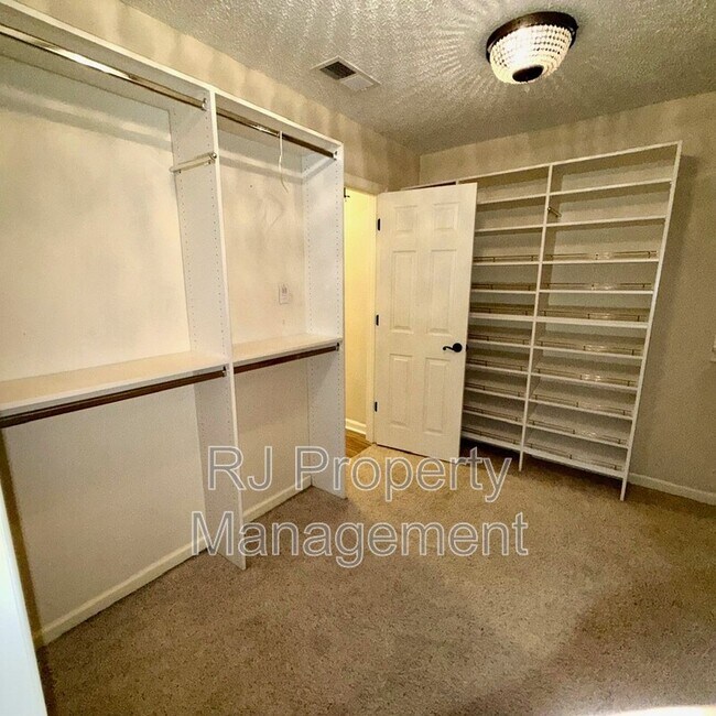Building Photo - 8610 Dena Cove W