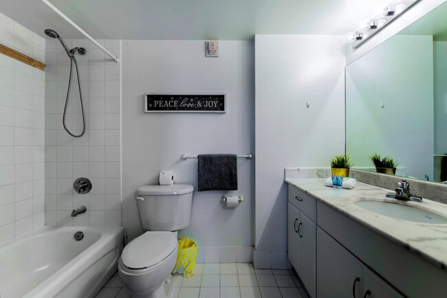 Building Photo - 1200 Brickell Bay Dr