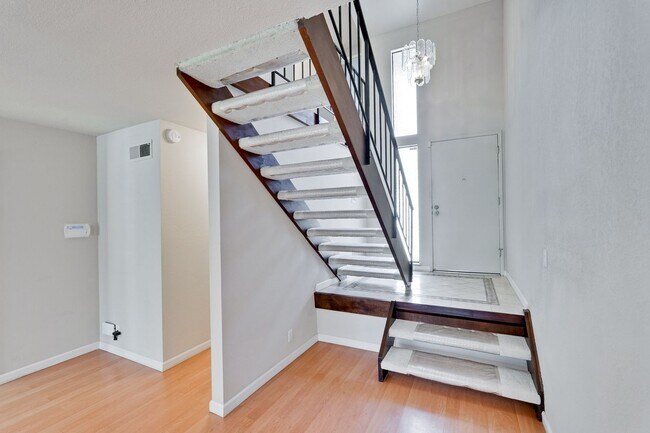 Building Photo - 6651 Bunker Hill Ct