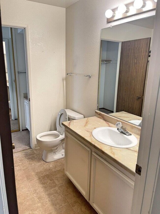 Building Photo - 3 Bedroom 2 Bath w/ Spa Room Suisun *Star ...