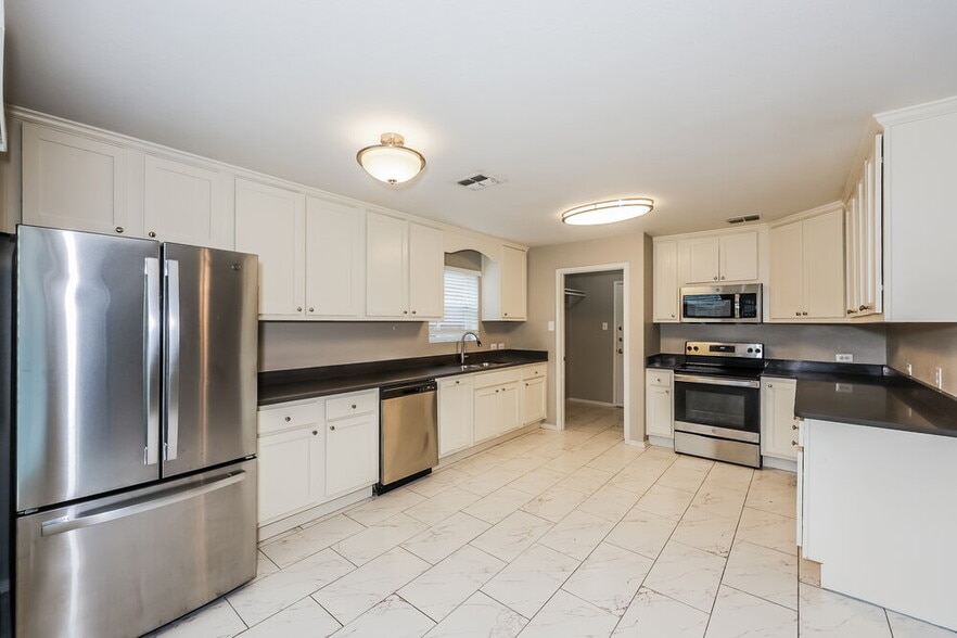 Building Photo - 6945 Meadow Way Ln