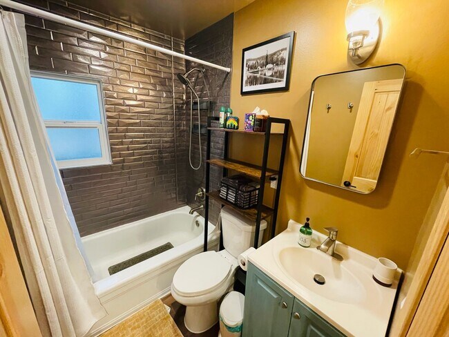 Building Photo - Fully Furnished 1 bed 1 bath unit availabl...