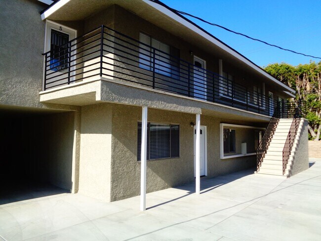 Building Photo - 2 Bed 1 Bath Remodeled Apartment in Long B...
