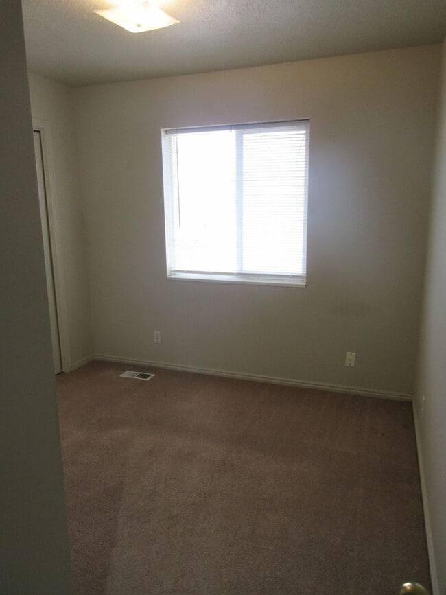 Building Photo - 3 bed, 1.5 bathroom - Two Story Twin Home