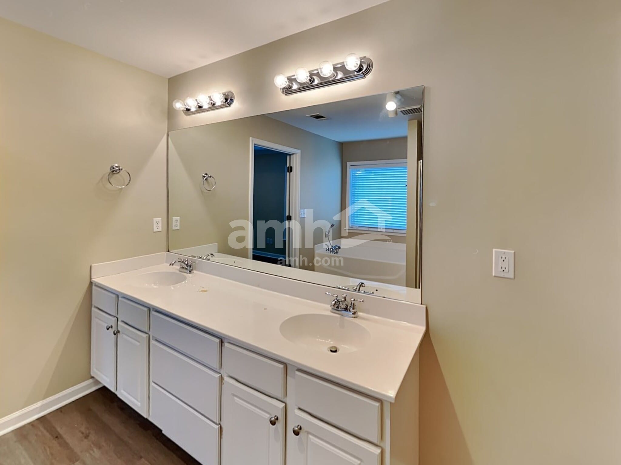 Building Photo - 295 Springs Xing