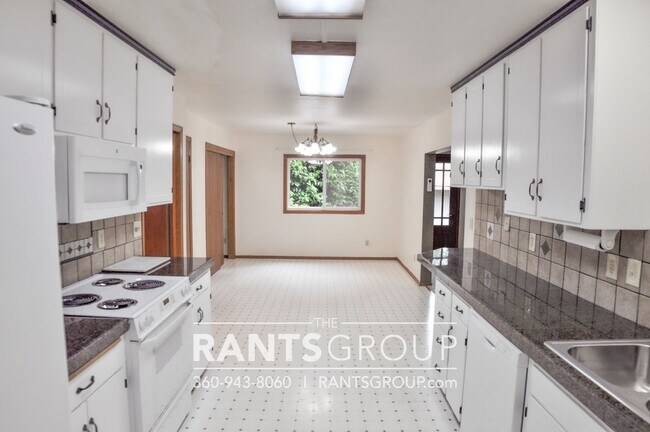 Building Photo - Beautiful Home in Tumwater on 1/2 acre!