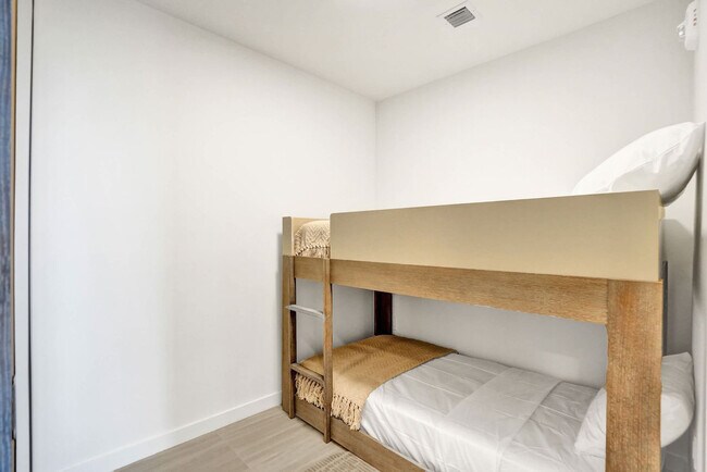 Building Photo - 580 72nd St